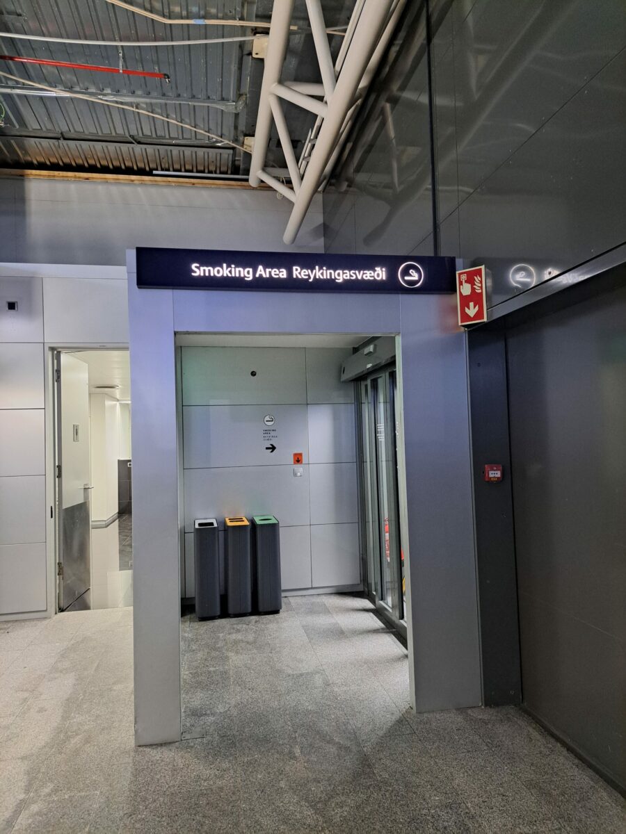 Sala para fumantes do Aeroporto Internacional de Keflavík (KEF)