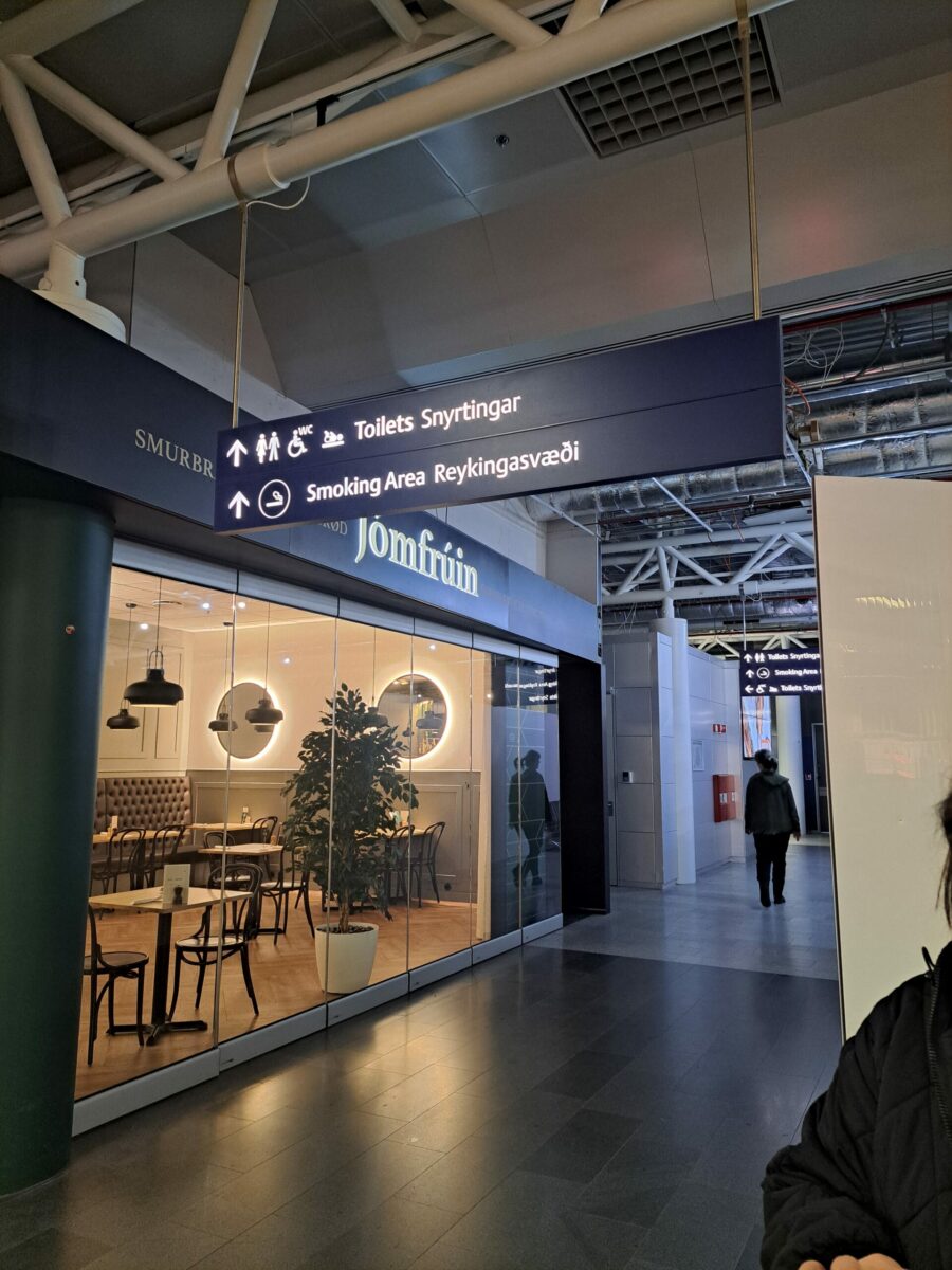 Sala para fumantes no Aeroporto Internacional de Keflavík (KEF)